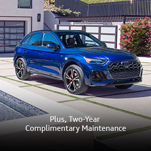 Right view of an Audi Q5 parked.